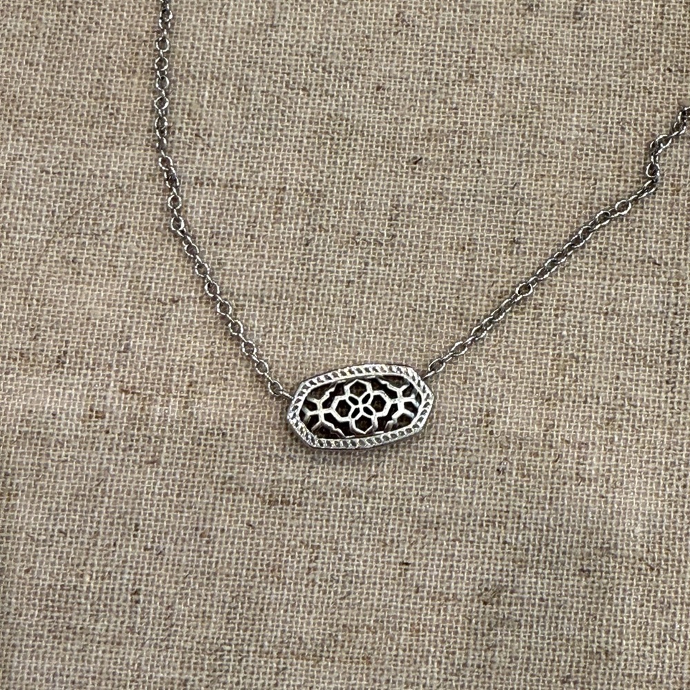 Kendra Scott Silver Filigree Pendant Necklace Adjustable Chain - Picture 2 of 4